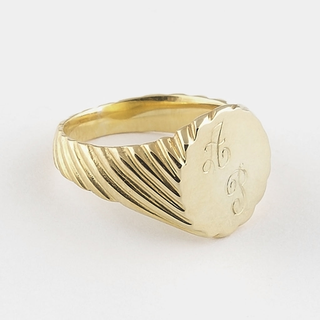 Julius Signet Ring in Gold – DEUX LIONS JEWELRY
