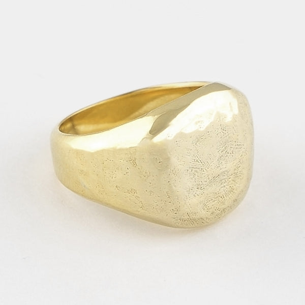 Bold Martelée Signet Ring in Gold