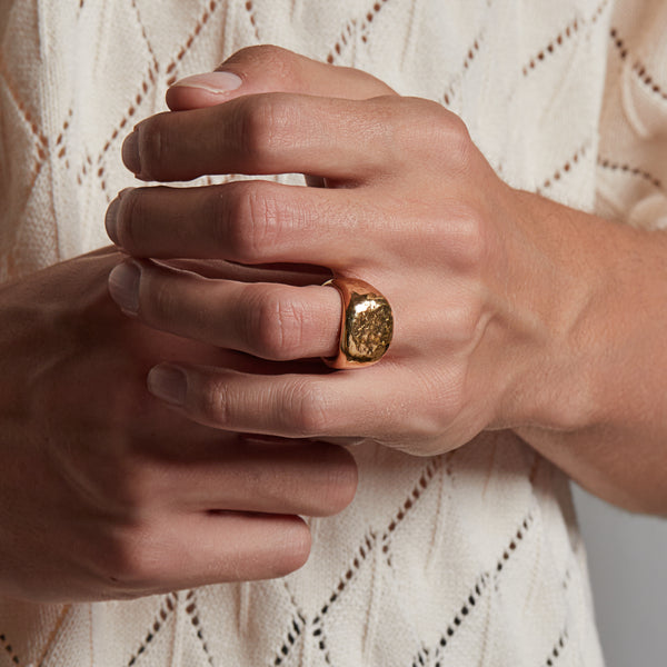 Bold Martelée Signet Ring in Gold